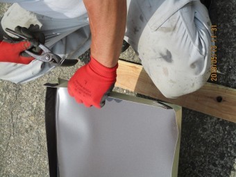 瓦棒屋根のカバー工法に依る葺き替え工事