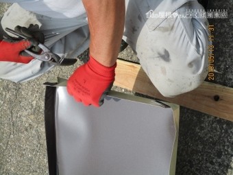 瓦棒屋根のカバー工法に依る葺き替え工事