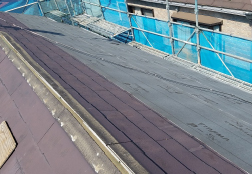 コロニアルNEOの上に防水紙を葺き直している途中の屋根