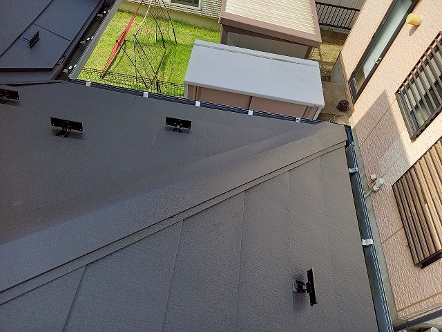 龍ヶ崎市にてスーパーガルテクトの谷止縁や棟包み、壁押えなどの専用板金部材の設置