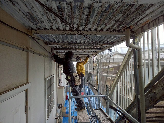 石岡市にてアパート建物の鉄骨階段や鉄骨廊下への塗装前に行ったケレン処理の様子