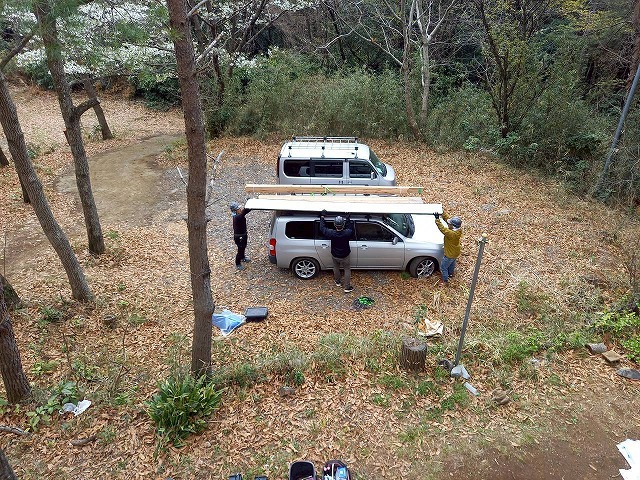 屋根葺き替え工事でルーフキャリアを設置した普通自動車での金属屋根の搬入