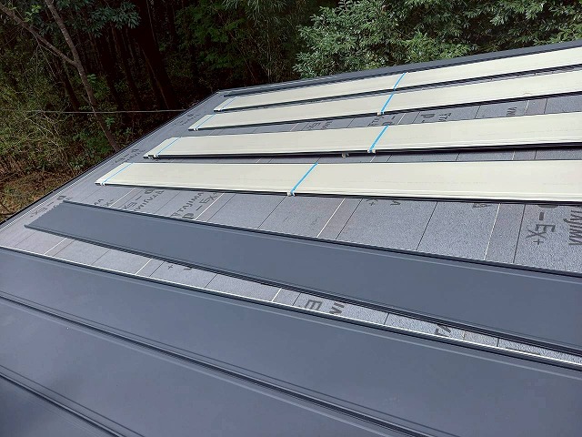 石岡市の別荘の屋根工事で使用するSGL鋼板屋根「デコルーフ」について解説