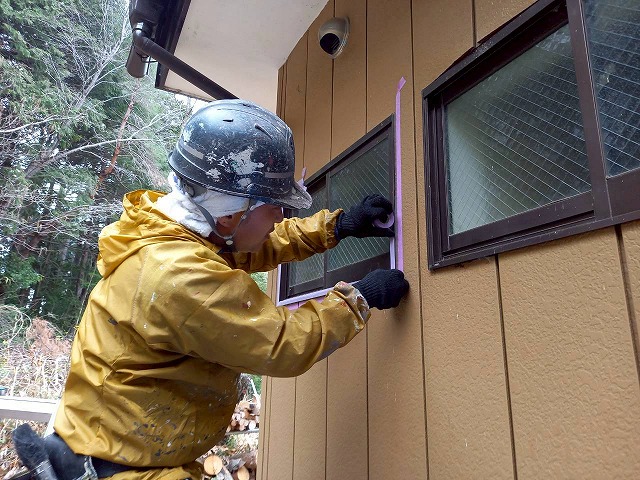 石岡市にて別荘の外壁サッシまわりのコーキング打ち替え、劣化した防水機能を改善