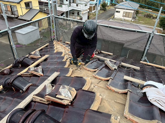 かすみがうら市にて屋根瓦の落下を修理、棟瓦の固定するための銅線取り付け
