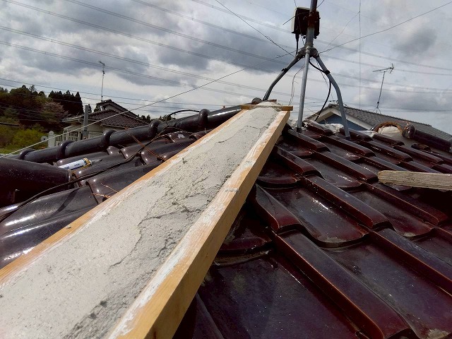 かすみがうら市にて屋根改修、漆喰材「モルロック」と型枠を用いた棟部の土台構築