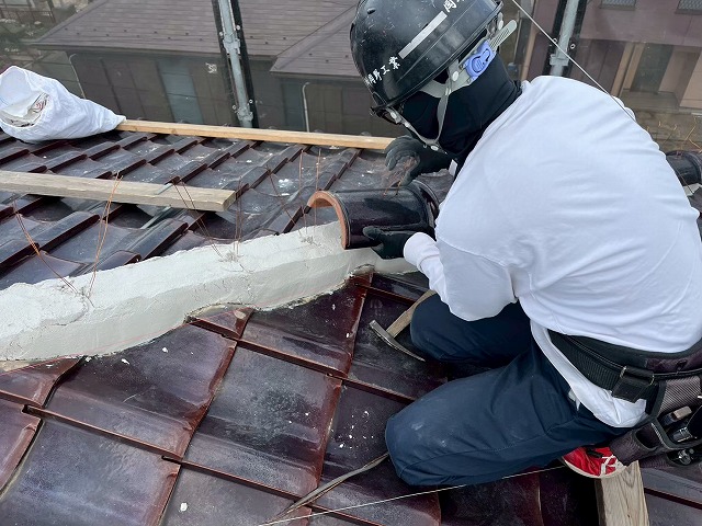 かすみがうら市の取り外していた棟瓦の再設置、強風にも負けない安定棟へ