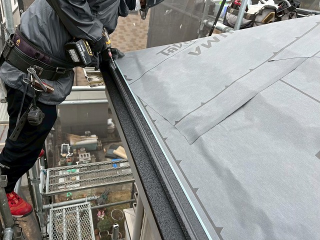 阿見町でスーパーガルテクトを用いた屋根工事、軒先へ改修用唐草を取り付け