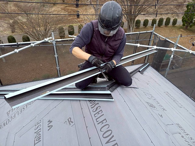 阿見町の屋根工事で隅棟部への受木やC型捨板などの先付け部材の取り付け
