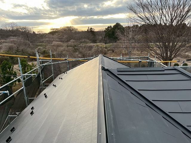阿見町の屋根工事で棟部や壁取り合い部への樹脂製下地材の取り付け工程