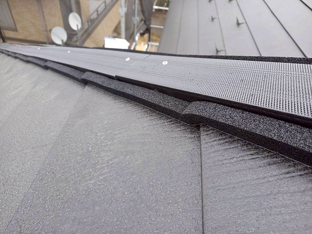 阿見町で棟部や壁取り合い部に防水シーラー取り付けで雨仕舞効果を向上