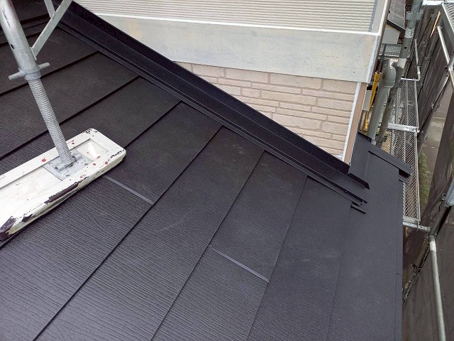 阿見町にて屋根へケラバ水切りや取り合い部へ壁押さえ設置、雨水を制御