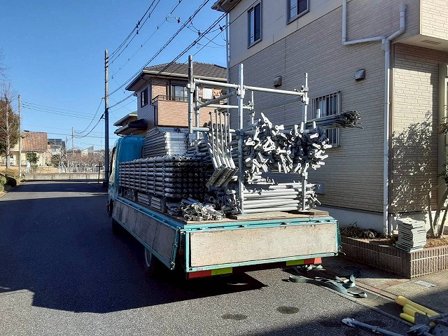 サイディング外壁塗装工事で使用する足場資材の搬入車両