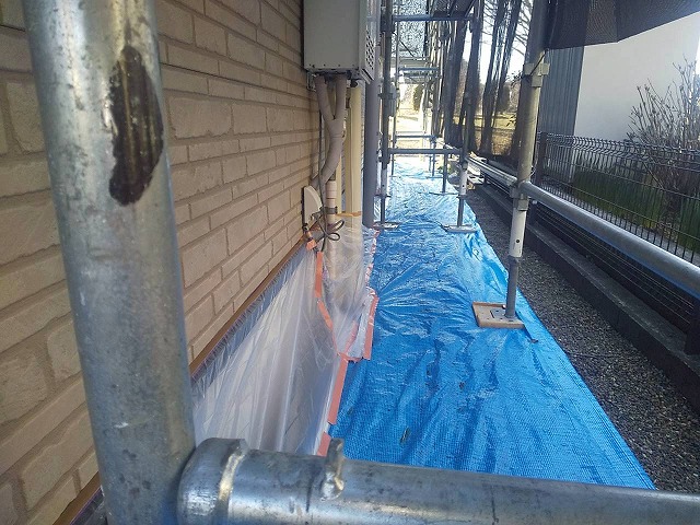 阿見町で外壁塗装を開始、塗料の飛散を防ぎ品質を確保する養生作業