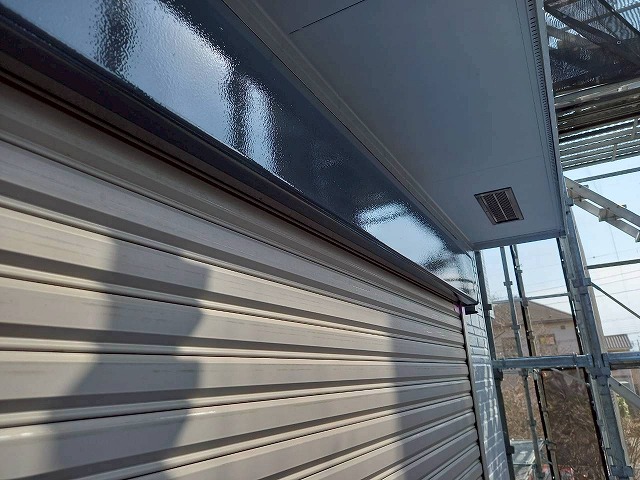 阿見町の住宅でシャッターボックス塗装、色あせた塗膜を美しくリフレッシュ
