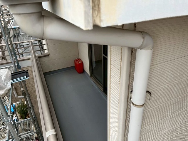 阿見町の住宅で雨樋交換、劣化で機能が低下した既存雨樋の取り外しから