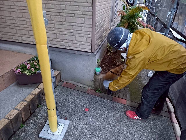 阿見町で経年劣化改善の外壁塗装工事が完成、仕上げの現場清掃の様子