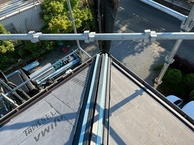土浦市の金属屋根施工前の根隅棟部への受木やその他専用部材の取り付け