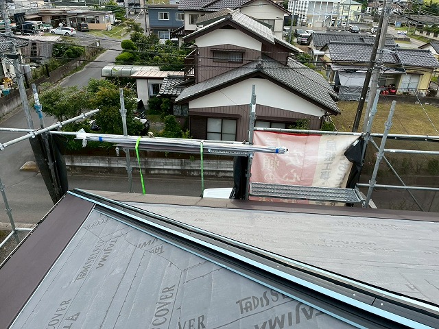 土浦市の超高耐久ガルバ屋根「スーパーガルテクト」を用いたカバー工事を開始