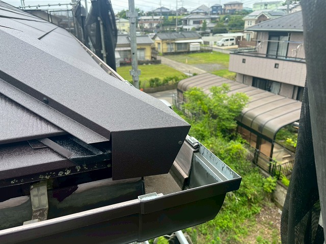 土浦市にてスーパーガルテクト屋根工事、隅棟への剣先や棟包み役物の設置