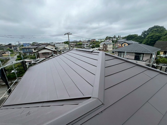 土浦市でスーパーガルテクト工事の最終仕上げ、専用役物設置後のコーキング処理
