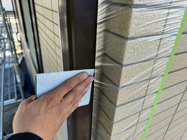 土浦市のタイル外壁住宅の付帯部塗装工事、雨樋塗装の養生とケレン処理
