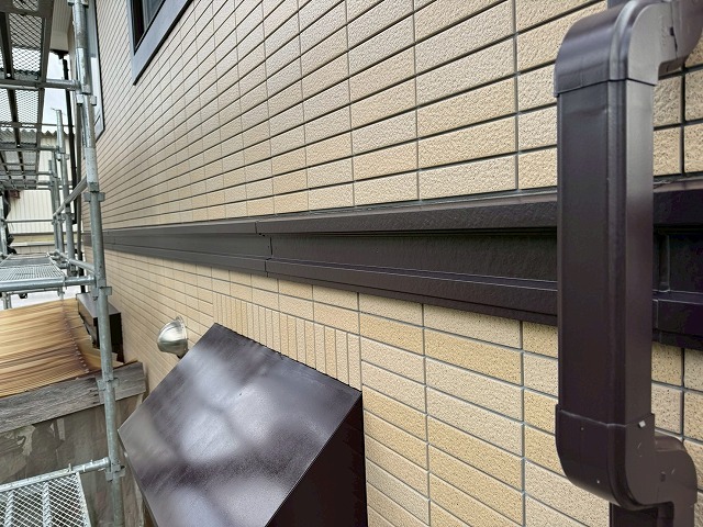 土浦市の付帯部（幕板）塗装工事、濃色アクセントが際立つ美しい仕上がり
