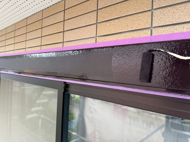 土浦市の窓まわりモールへの塗装工程、低汚染塗料を用いた重ね塗りで美しく！