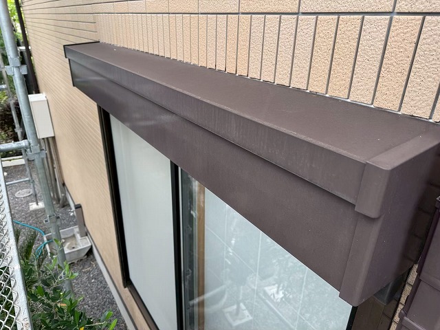 塗装工事を行うシャッターボックスに色あせが見られる施工前の状況