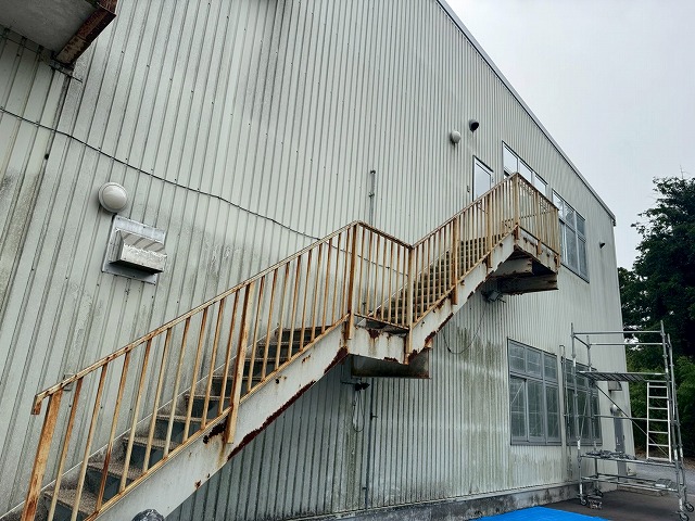 茨城町の工事建物で鉄骨階段塗装前、塗膜剥がれやサビが目立っているのを確認