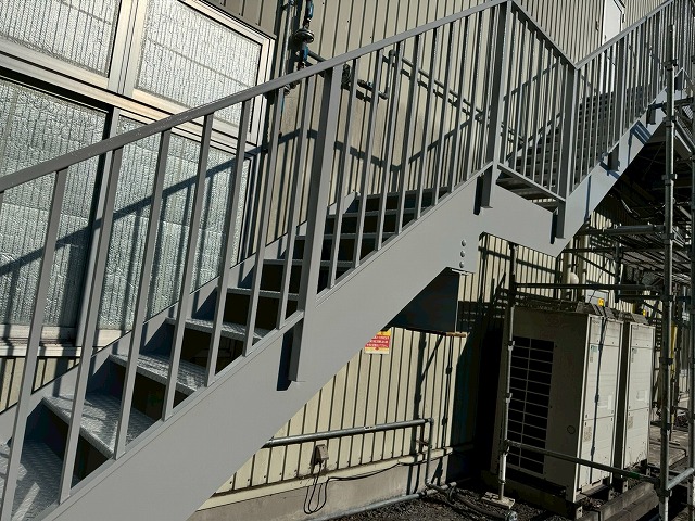 茨城町でサビや塗膜剥がれが見られた工場鉄骨階段へ塗装工事の仕上がり状況