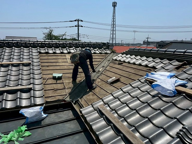 石岡市にて雨漏り修理で谷樋交換・屋根葺き直し工事、既存瓦屋根の取り外し