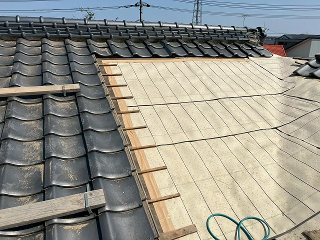 石岡市の屋根葺き直し、瓦を固定し整然とした仕上がりを実現する瓦桟の取り付け