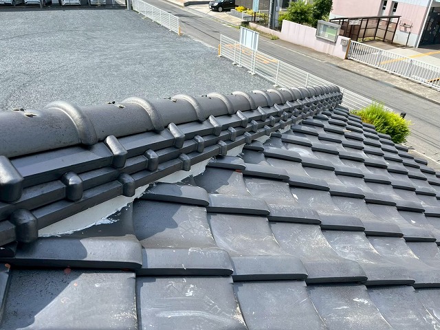 石岡市で住宅下屋根へ漆喰詰め直し、壁取り合い部や隅棟での仕上げ工程