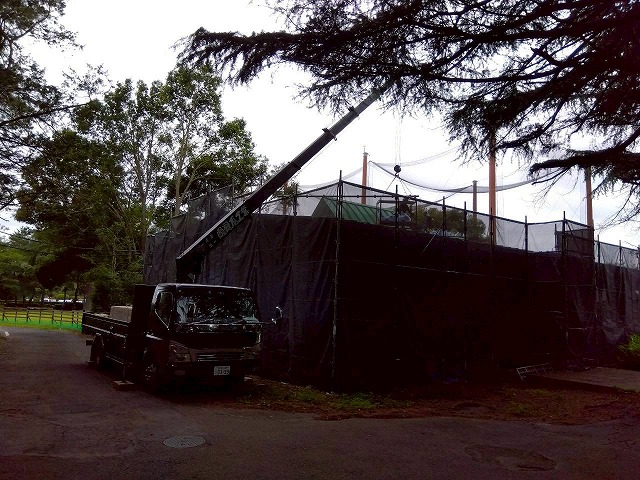 つくばみらい市ゴルフ場施設の屋根葺き替え工事、そもそも瓦棒葺き屋根とは？