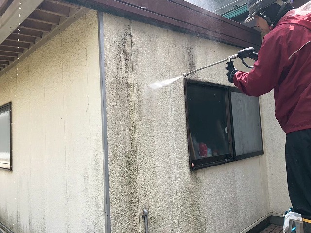 つくばみらい市でゴルフ場施設の外壁塗装工事、長年蓄積した汚れを高圧洗浄で除去