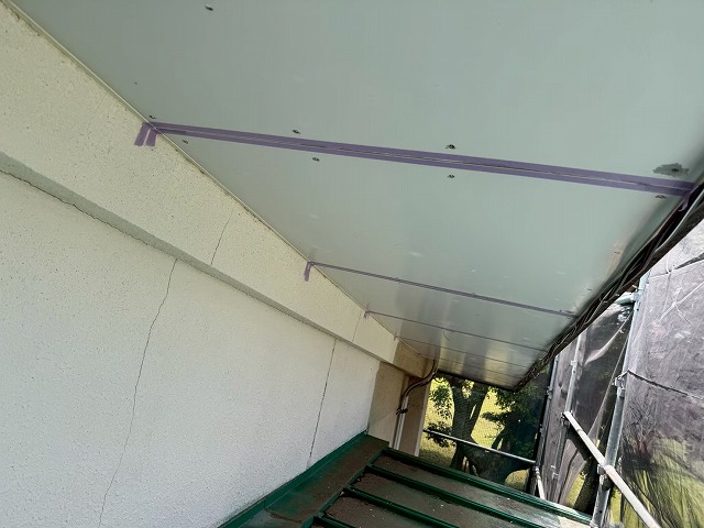 つくばみらい市にて塗膜剥がれが生じていた施設建物の軒天への補修の様子