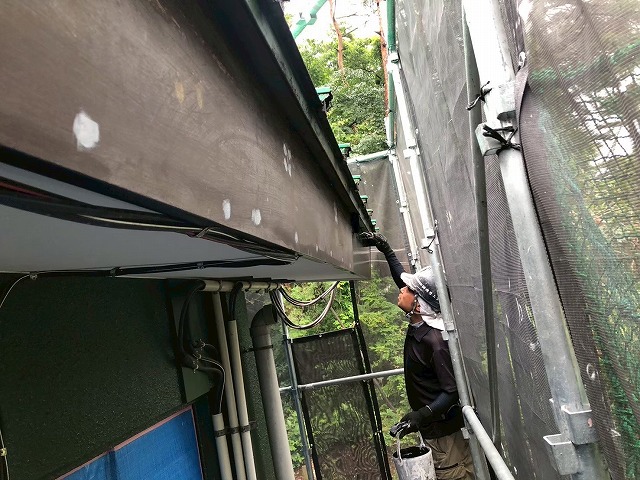 つくばみらい市で施設建物の破風板・鼻隠し塗装、黒色塗料で外観を引き締め