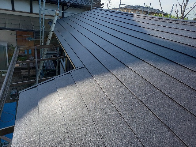 阿見町の屋根葺き替え工事、エスジーエル鋼板のスーパーガルテクト本体施工