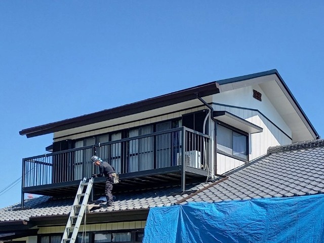 土浦市で瓦がズレた下屋根の葺き替え工事、瓦降ろしの準備と近隣配慮と現場美化の様子