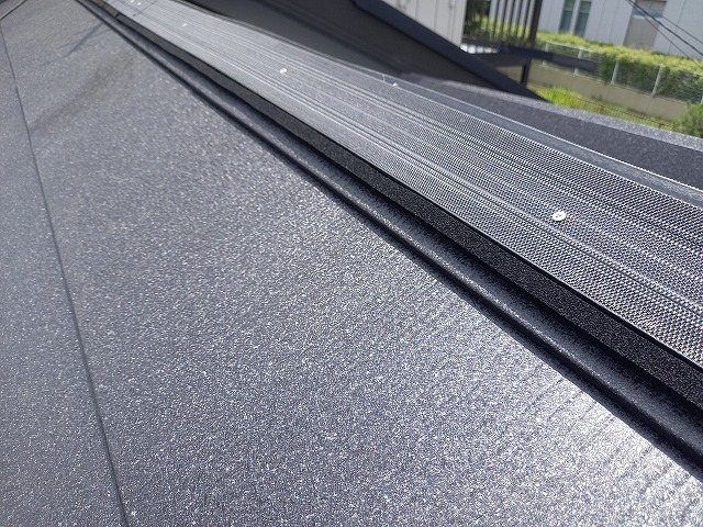 土浦市で金属屋根への葺き替え工事、雨漏りに強い樹脂製の貫板を用いて棟板金の取り付け