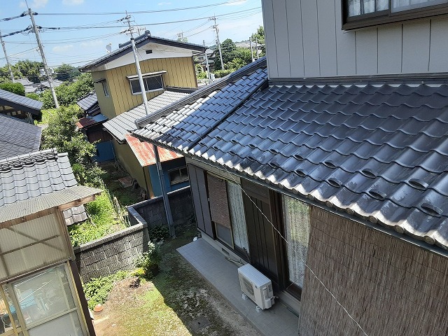 小美玉市宅の住宅で落ち葉が詰まって排水不良があった雨樋の清掃メンテナンスが完了