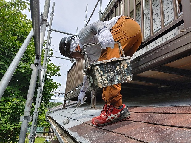 鹿嶋市でバルコニー下のスレート屋根塗装、フィラーを用いた下塗りとタスペーサー設置