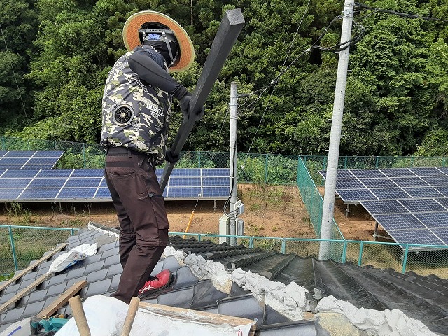 棟瓦取り直し工事で樹脂製の垂木を設置している様子