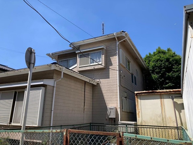 棟板金交換工事を行うスレート屋根の住宅