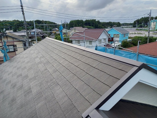 稲敷郡阿見町で行っている屋根葺き替え工事の仕上げに棟板金や雨押え板金の取り付け