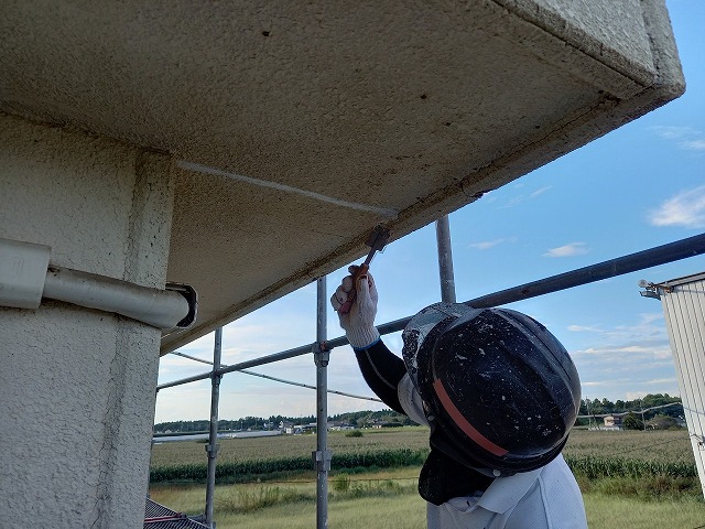 雨漏りの影響で激しく傷んでいた事務所建物の軒の補修