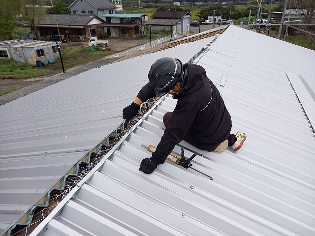 つくば市の倉庫でで吹き込みによる折板屋根棟部への雨水侵入を防止する水止面戸の取り付け