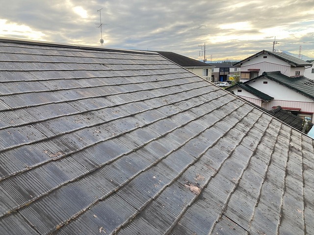 土浦市で屋根の棟板金や雨押え板金に塗膜剥がれや本体浮きなどの激しい劣化を確認