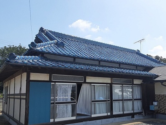 かすみがうら市の平屋住宅で天井に雨染み、雨漏り修理のための葺き直し施工前状況と敷地養生